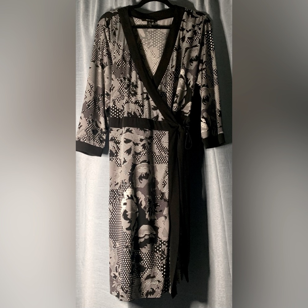 STYLE&CO. WRAP SURPLUS DRESS BLACK AND WHITE . Pattern geometric flower pattern